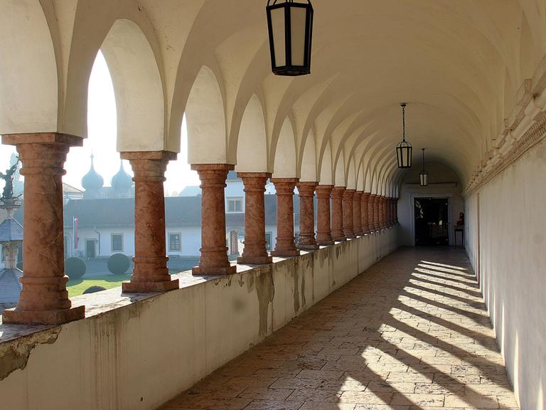 Säulengang im Augustinerkloster Chorherrenstift in Reichersberg, Österreich.