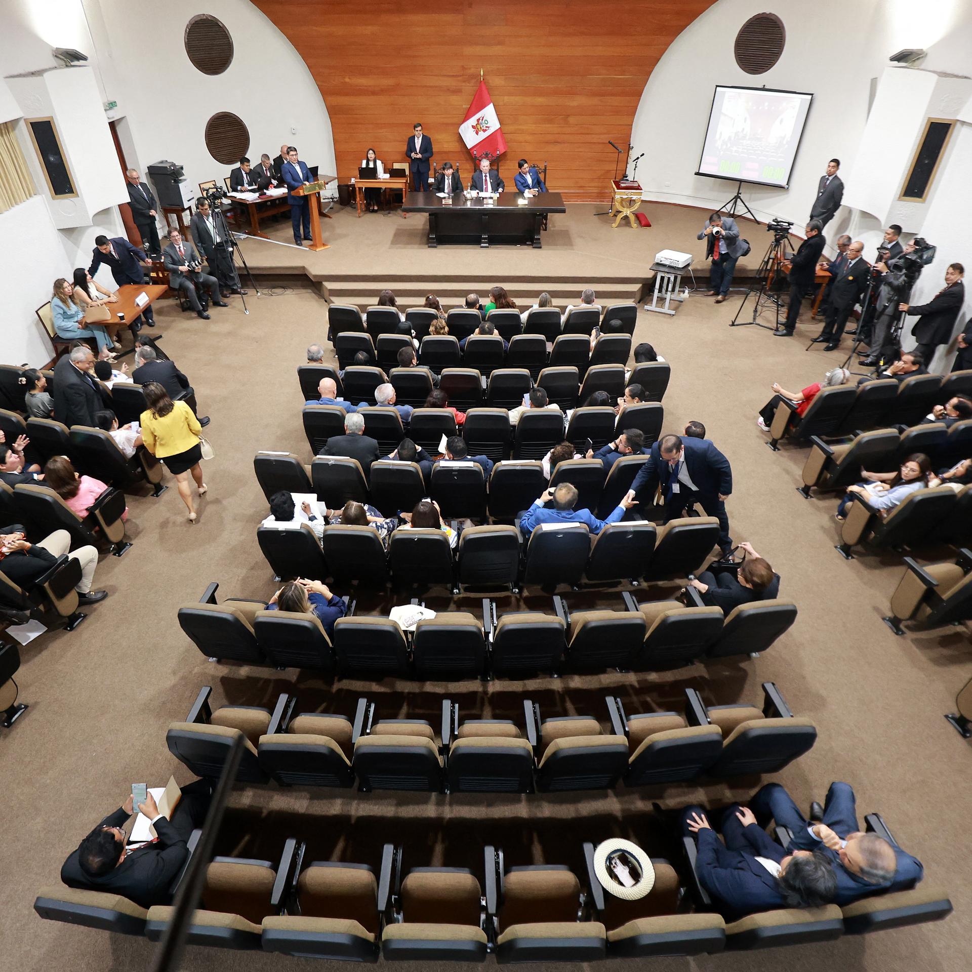 Eine vom peruanischen Parlament veröffentlichte Aufnahme der außerordentlichen Sitzung, in der über die Amtsenthebung des Interimspräsidenten Jose Jeri beraten wurde. 