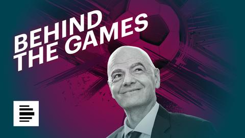 Grafisches Podcast‑Cover mit großem Schriftzug „BEHIND THE GAMES“. Im Vordergrund ein Porträt einer Person im Anzug, im Hintergrund ein stilisierter Fußball und dynamische Farbverläufe in Pink, Violett und Blau mit abstrakten Linien.
