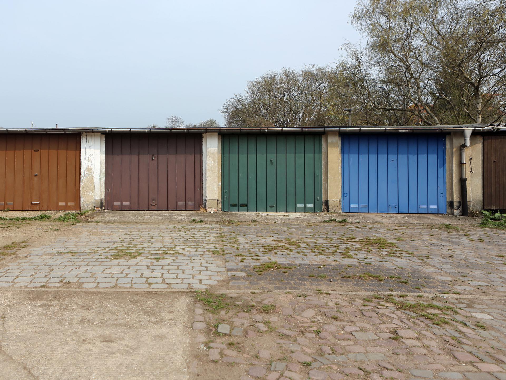 Ein Garagenhof aus DDR-Zeiten mit unterschiedlich farbigen Metalltoren Ein Garagenhof aus DDR-Zeiten mit unterschiedlich farbigen Metalltoren