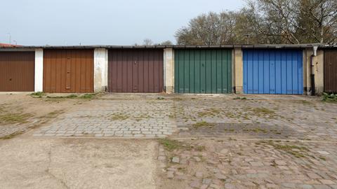 Ein Garagenhof aus DDR-Zeiten mit unterschiedlich farbigen Metalltoren Ein Garagenhof aus DDR-Zeiten mit unterschiedlich farbigen Metalltoren