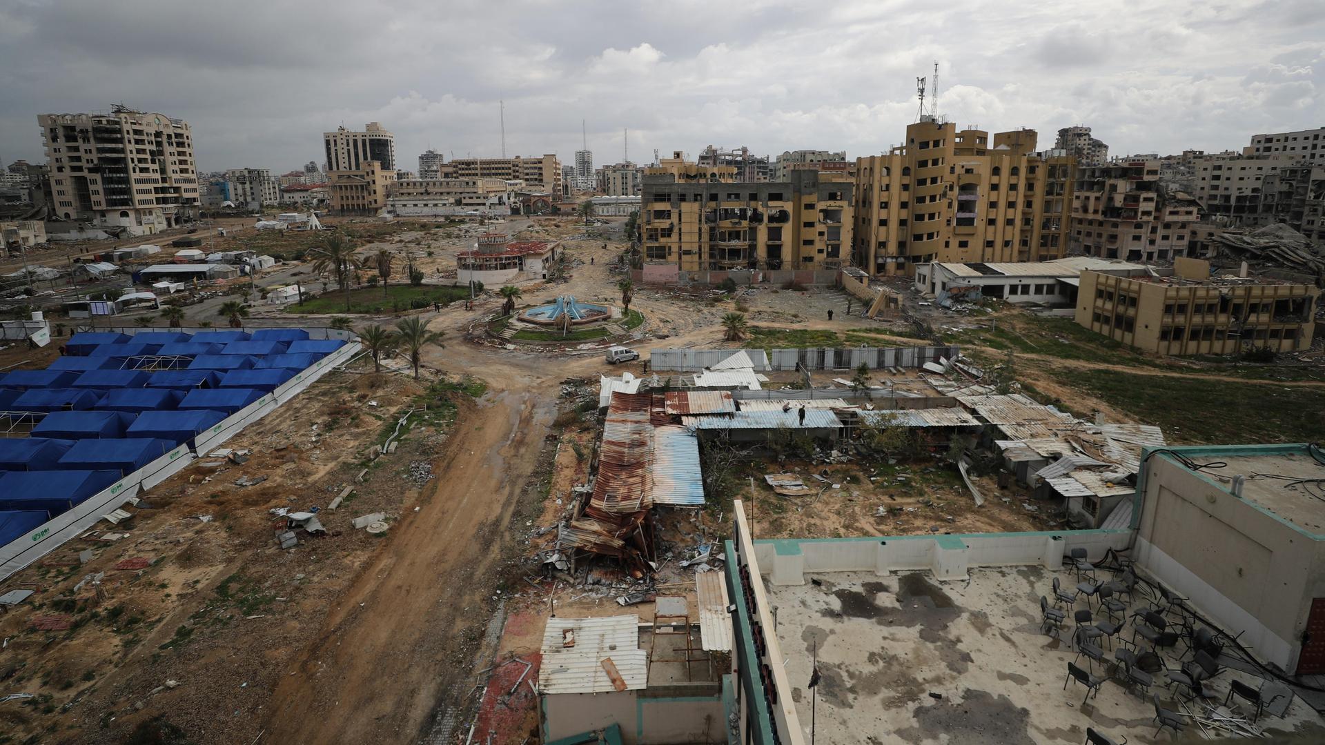 Ein Zeltlager in Gaza-Stadt inmitten zerstörter Gebäude