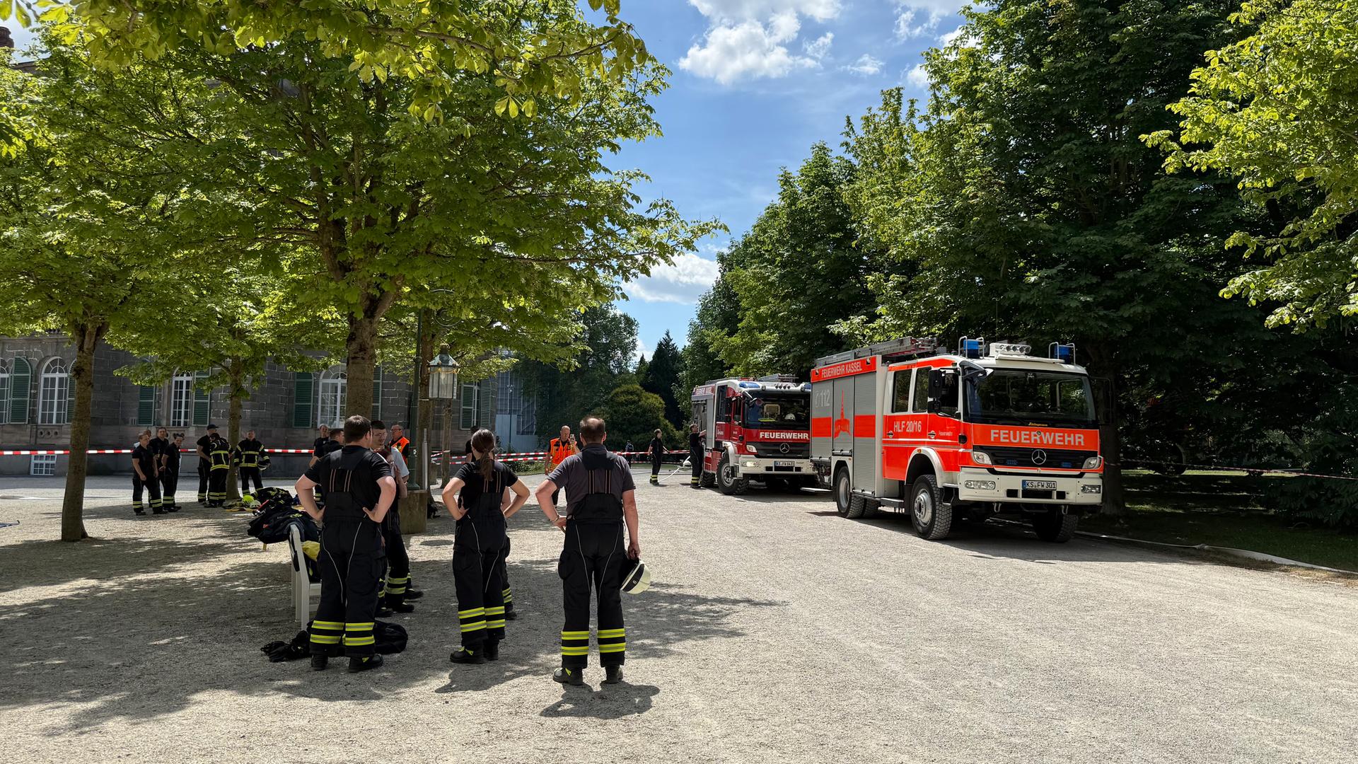 Die Feuerwehr ist am Schloss Wilhelmshöhe in Kassel im Einsatz, nachdem im Museums-Archiv giftige Gase ausgetreten sind. D Die Feuerwehr ist am Schloss Wilhelmshöhe in Kassel im Einsatz, nachdem im Museums-Archiv giftige Gase ausgetreten sind. D