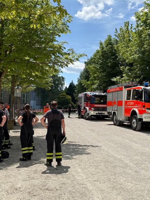 Die Feuerwehr ist am Schloss Wilhelmshöhe in Kassel im Einsatz, nachdem im Museums-Archiv giftige Gase ausgetreten sind. D
