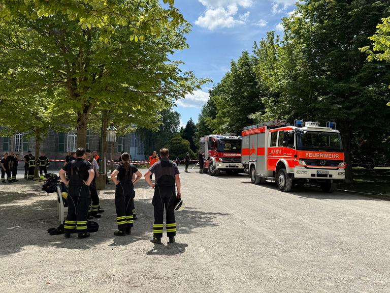 Die Feuerwehr ist am Schloss Wilhelmshöhe in Kassel im Einsatz, nachdem im Museums-Archiv giftige Gase ausgetreten sind. D