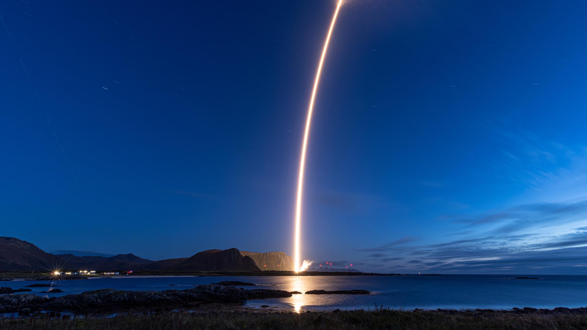 Die Spectrum-Rakete von Isar Aerospace hinterlässt bei ihrem Start vom norwegischen Weltraumbahnhof Andøya einen Feuerschweif am Nachthimmel. Die Spectrum-Rakete von Isar Aerospace hinterlässt bei ihrem Start vom norwegischen Weltraumbahnhof Andøya einen Feuerschweif am Nachthimmel.
