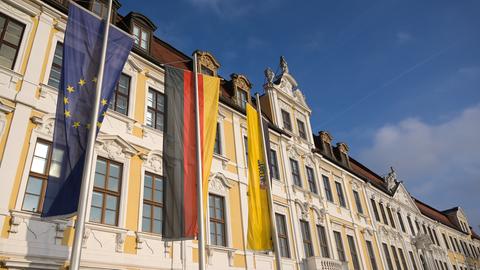 Vor dem Landtagsgebäude in Magdeburg wehen die EU-Flagge, die Deutschlandflagge und die Flagge von Sachsen-Anhalt im Wind.