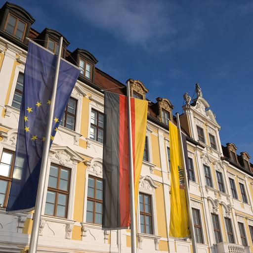 Vor dem Landtagsgebäude in Magdeburg wehen die EU-Flagge, die Deutschlandflagge und die Flagge von Sachsen-Anhalt im Wind.