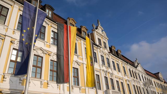 Vor dem Landtagsgebäude in Magdeburg wehen die EU-Flagge, die Deutschlandflagge und die Flagge von Sachsen-Anhalt im Wind.
