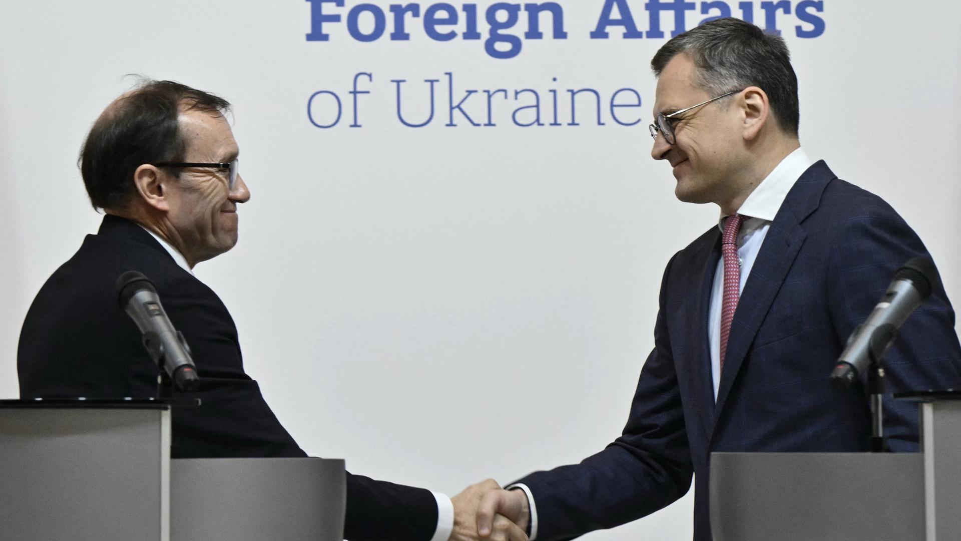 Der ukrainische Außenminister Dmytro Kuleba (R) gibt dem norwegischen Außenminister Espen Barth Eide (L) die Hand.