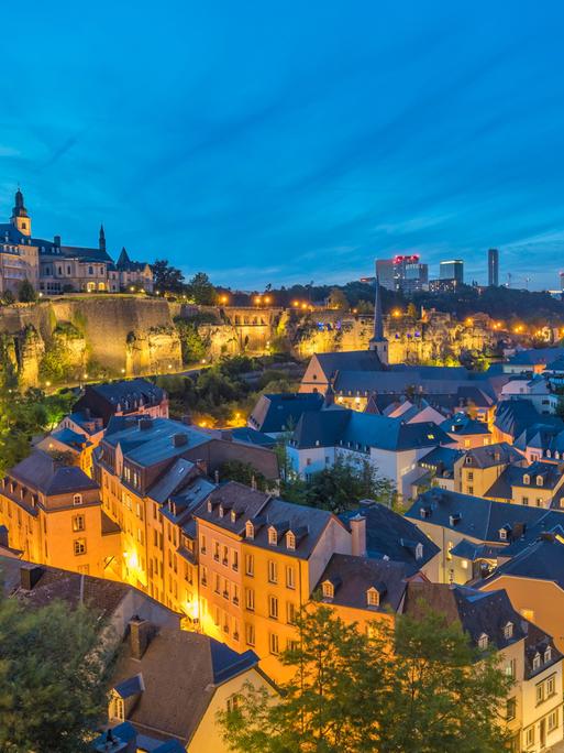 Die historische Altstadt von Luxemburg mit abendlicher Beleuchtung