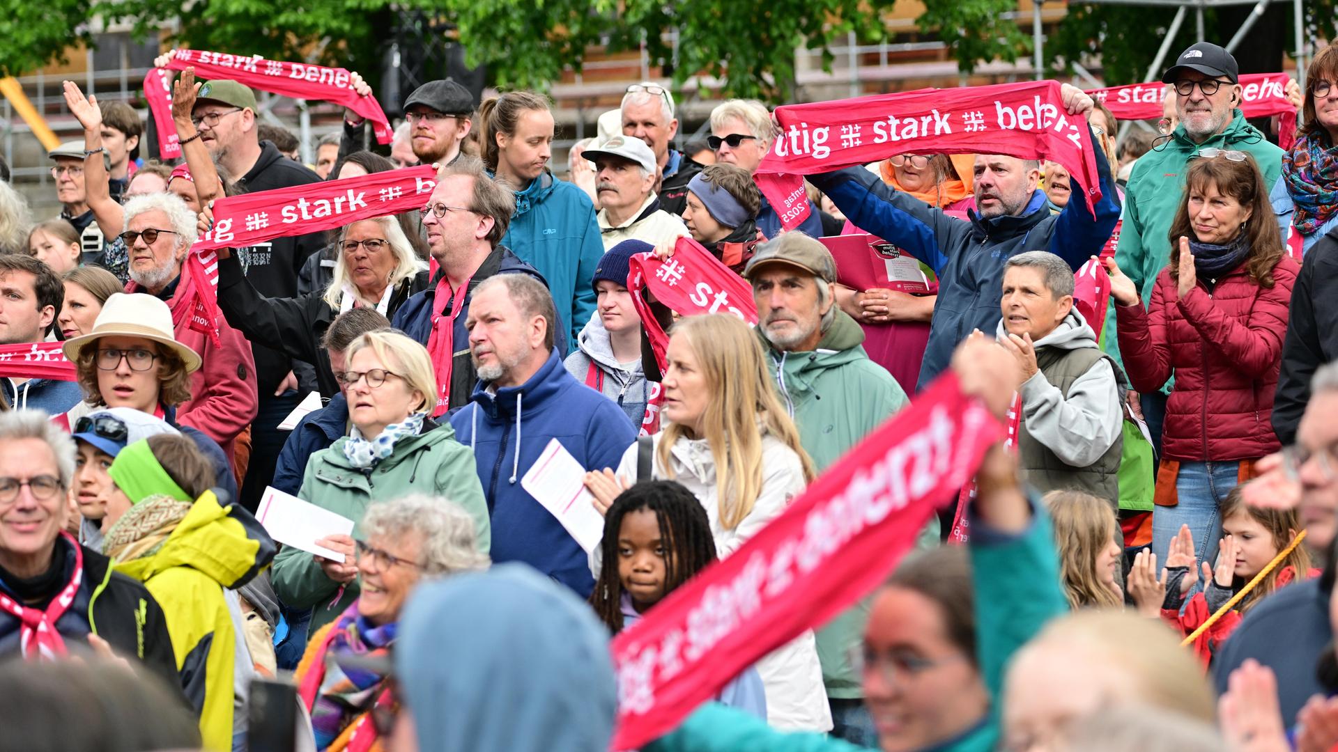 Mit einem Open-Air-Gottesdienst in der Innenstadt von Hannover geht am Sonntag (04.05.2025) der 39. Deutsche Evangelische Kirchentag zu Ende. Mit einem Open-Air-Gottesdienst in der Innenstadt von Hannover geht am Sonntag (04.05.2025) der 39. Deutsche Evangelische Kirchentag zu Ende.