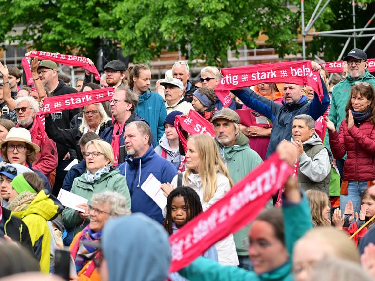 Mit einem Open-Air-Gottesdienst in der Innenstadt von Hannover geht am Sonntag (04.05.2025) der 39. Deutsche Evangelische Kirchentag zu Ende.