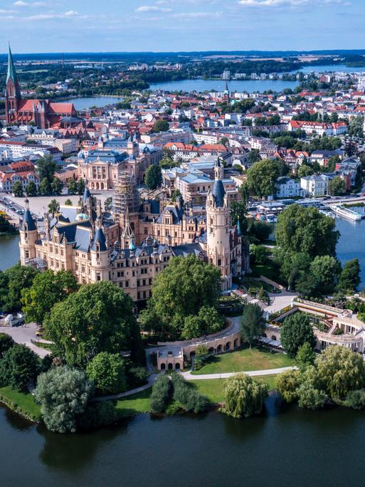 Das Schloss auf einer Insel im Schweriner See war jahrhundertelang die Residenz der mecklenburgischen Herzöge und Großherzöge und ist heute Sitz des Landtages von Mecklenburg-Vorpommern. (Luftaufnahme mit einer Drohne). Es ist ab sofort UNESCO-Welterbe