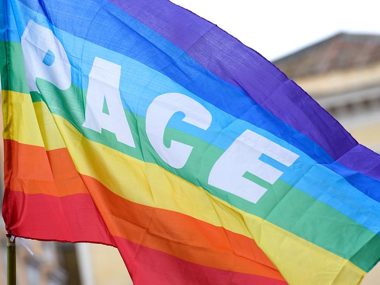Friedensflagge auf einer Demonstration in Rom, 5. November 2022