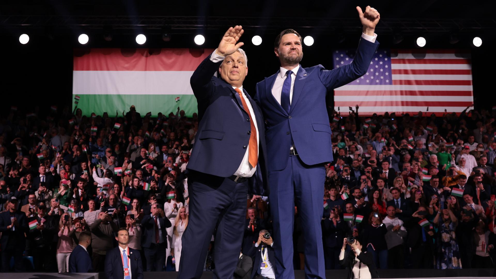Budapest: Ungarns Ministerpräsident Viktor Orban (l) und US-Vizepräsident JD Vance winken dem Publikum am Ende einer Wahlkampfveranstaltung. Budapest: Ungarns Ministerpräsident Viktor Orban (l) und US-Vizepräsident JD Vance winken dem Publikum am Ende einer Wahlkampfveranstaltung.