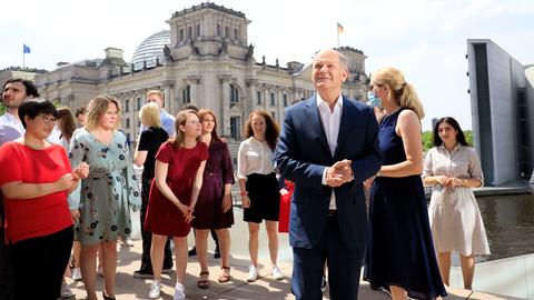 Olaf Scholz beim Fototermin mit den U40 Kandidat*innen der SPD für die Bundestagswahl 2021.