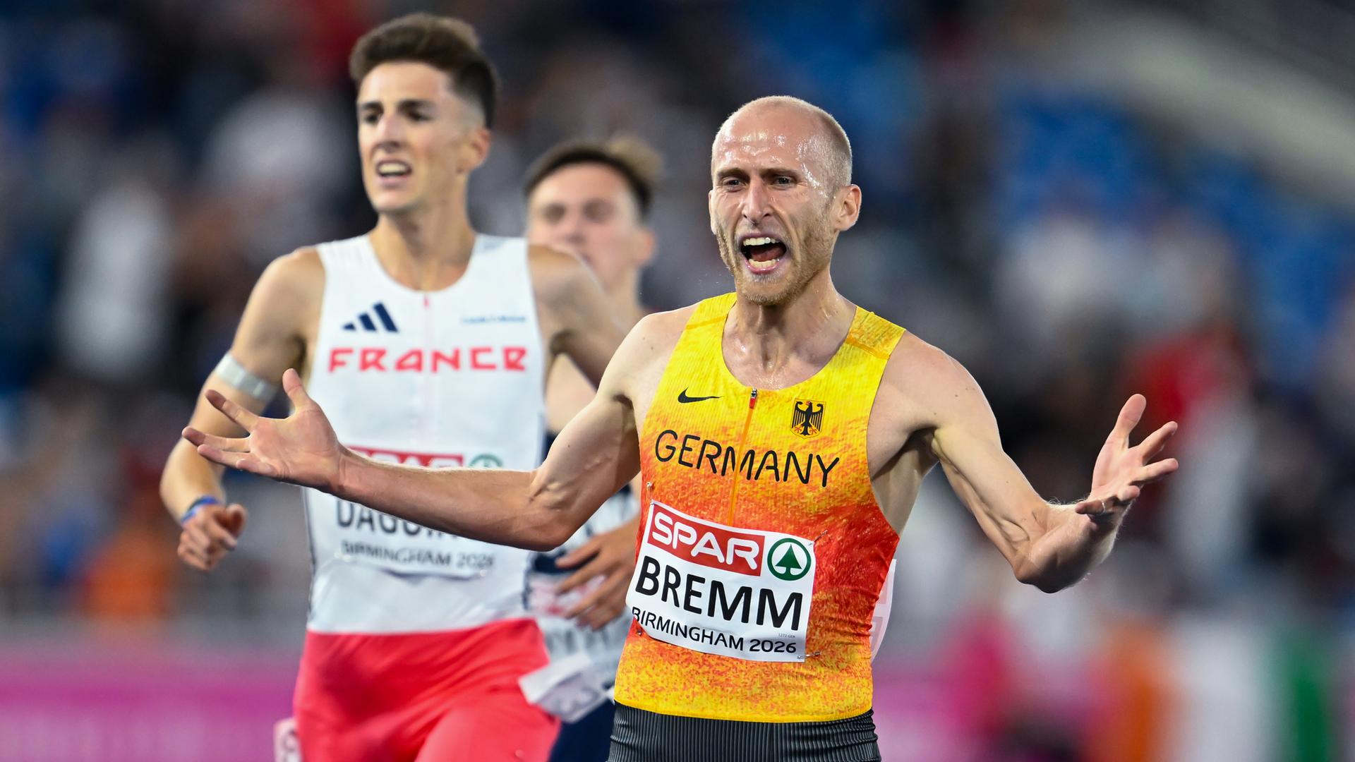 Leichtathletik-Europameisterschaft: Florian Bremm aus Deutschland jubelt im Ziel über Silber. Hinter ihm sind zwei weitere Läufer zu sehen. Leichtathletik-Europameisterschaft: Florian Bremm aus Deutschland jubelt im Ziel über Silber. Hinter ihm sind zwei weitere Läufer zu sehen.
