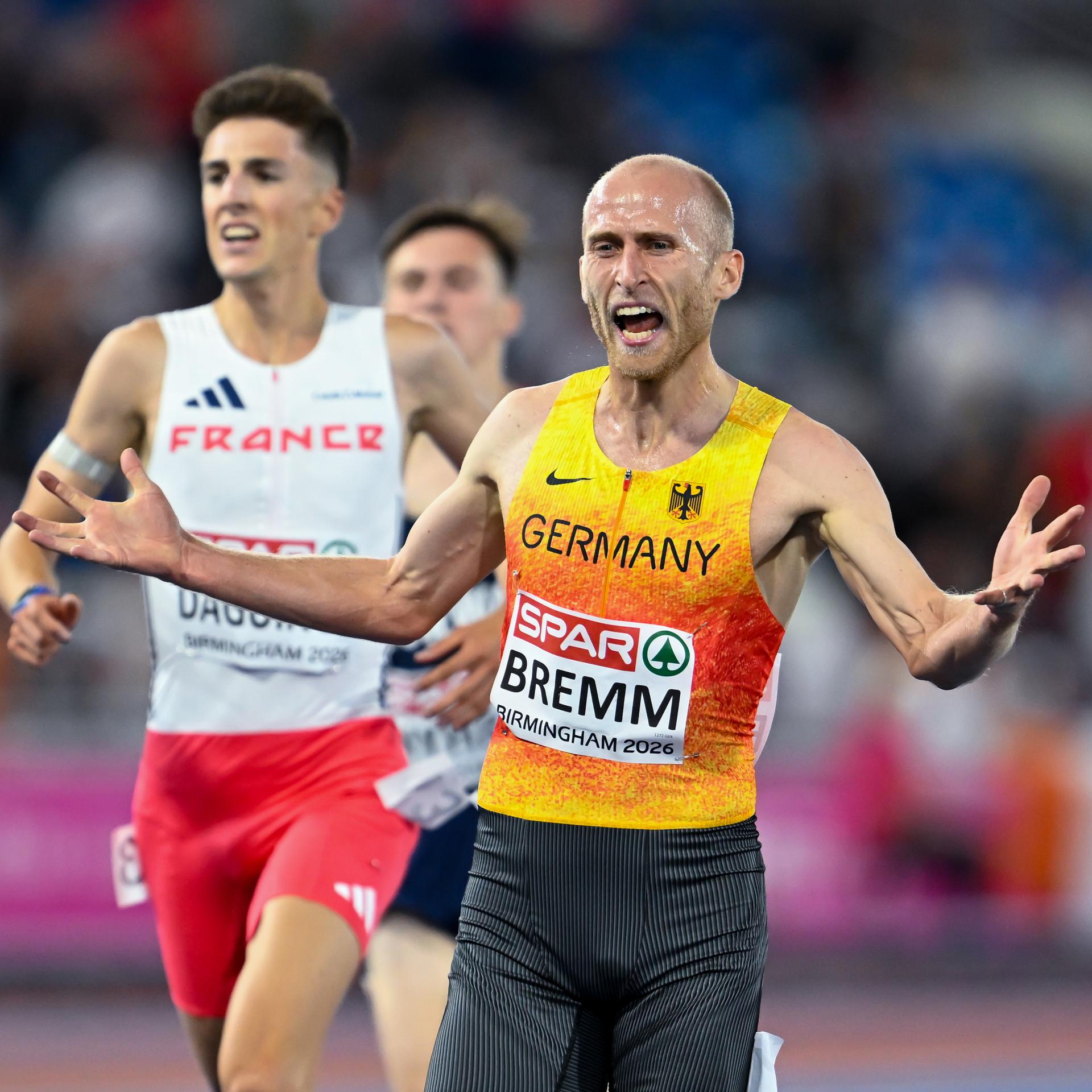 Leichtathletik-Europameisterschaft: Florian Bremm aus Deutschland jubelt im Ziel über Silber. Hinter ihm sind zwei weitere Läufer zu sehen.