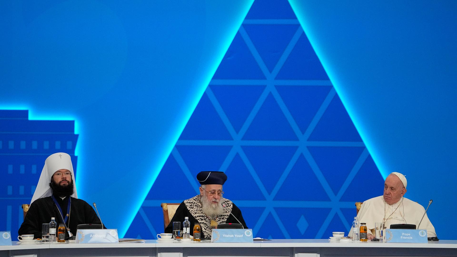 Kasachstan, Nur-Sultan: Papst Franziskus (r) und Metropolit Anthony (l), zuständig für die Außenbeziehungen der Russisch-Orthodoxen Kirche, hören dem sephardischen Oberrabbiner von Israel, Jitzhak Josef, zu beim VII. Weltkongress der Religionsführer in Kasachstan. Kasachstan, Nur-Sultan: Papst Franziskus (r) und Metropolit Anthony (l), zuständig für die Außenbeziehungen der Russisch-Orthodoxen Kirche, hören dem sephardischen Oberrabbiner von Israel, Jitzhak Josef, zu beim VII. Weltkongress der Religionsführer in Kasachstan.