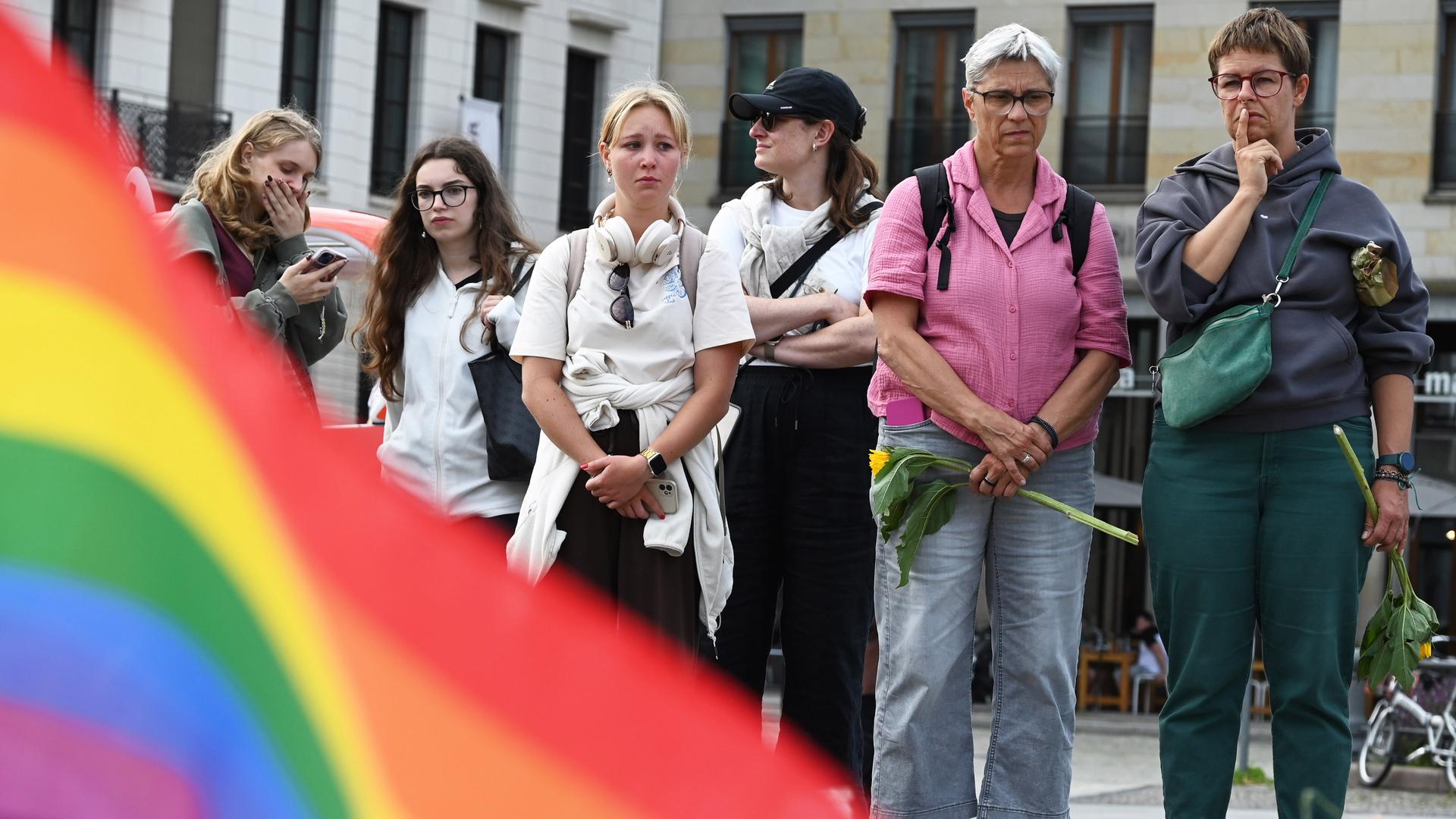 Mahnwache für die Opfer des mutmaßlichen Anschlags beim CSD. Menschen legen Blumen und Kerzen nieder.