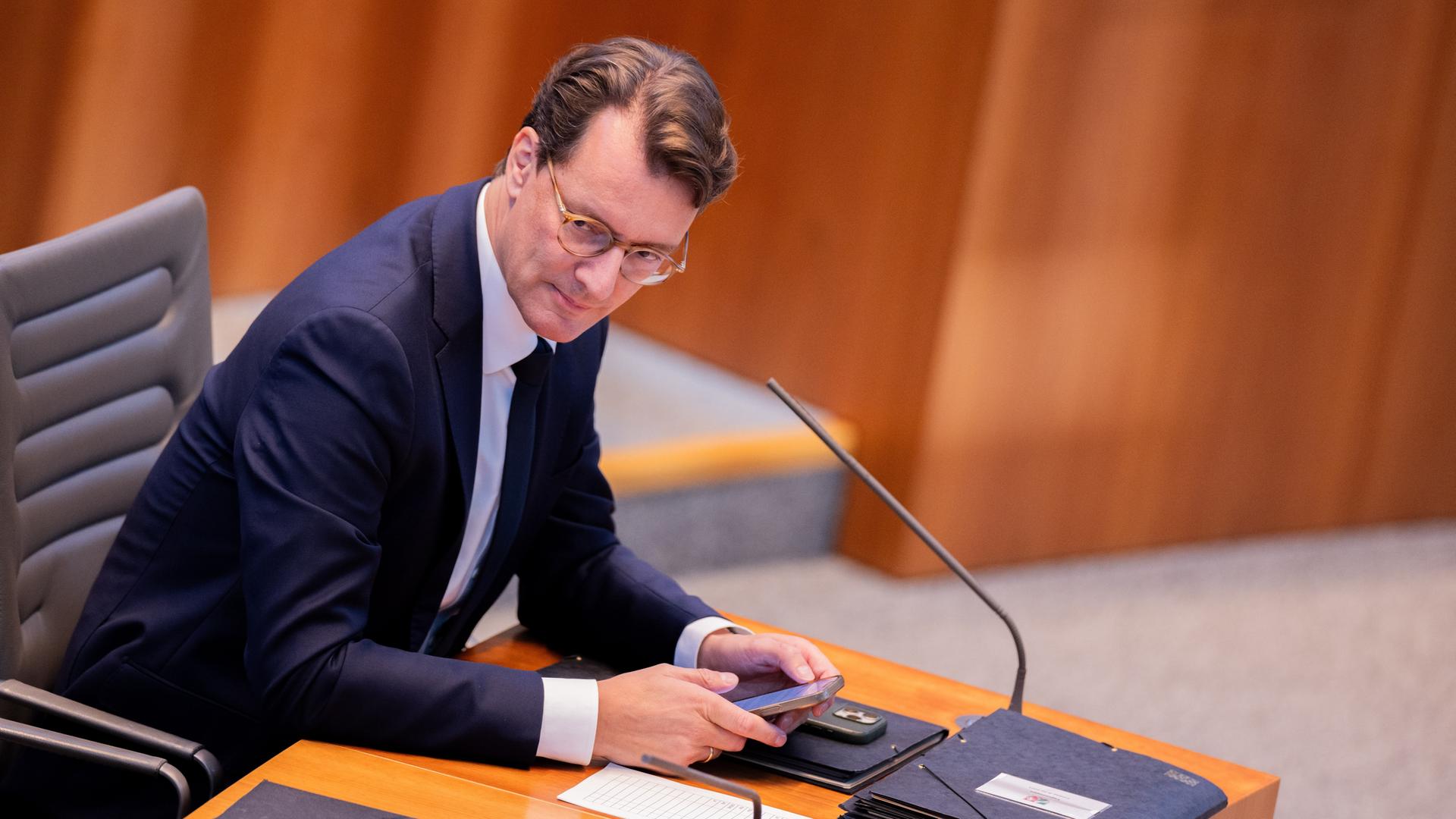 Hendrik Wüst (CDU), Ministerpräsident von Nordrhein-Westfalen, verfolgt die Plenarsitzung im Landtag. 