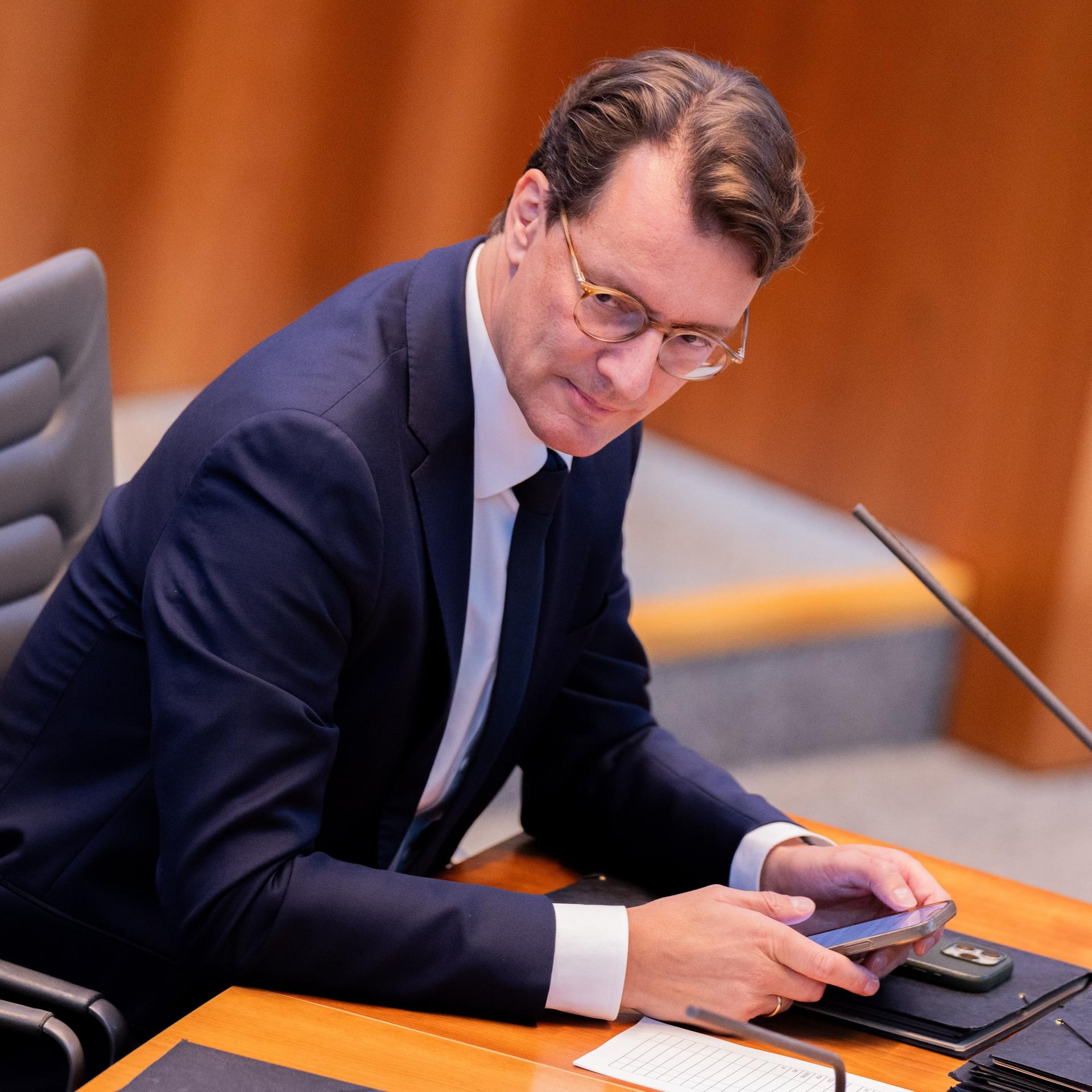 Hendrik Wüst (CDU), Ministerpräsident von Nordrhein-Westfalen, verfolgt die Plenarsitzung im Landtag. 