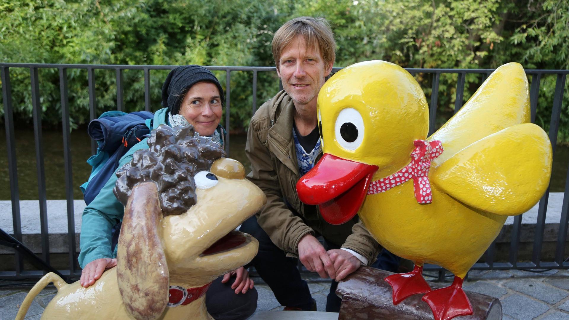 Melanie Fieger und Thomas Lindner haben die Figuren Moppi and Schnatterinchen geschaffen, hinter denen sie in Erfurt stehen. Melanie Fieger und Thomas Lindner haben die Figuren Moppi and Schnatterinchen geschaffen, hinter denen sie in Erfurt stehen.