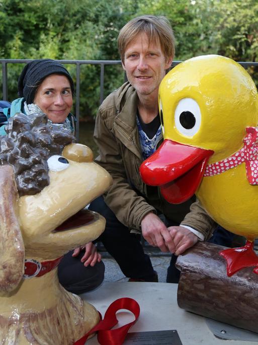 Melanie Fieger und Thomas Lindner haben die Figuren Moppi and Schnatterinchen geschaffen, hinter denen sie in Erfurt stehen.