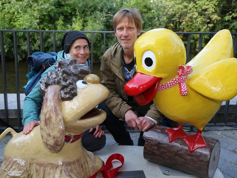 Melanie Fieger und Thomas Lindner haben die Figuren Moppi and Schnatterinchen geschaffen, hinter denen sie in Erfurt stehen.