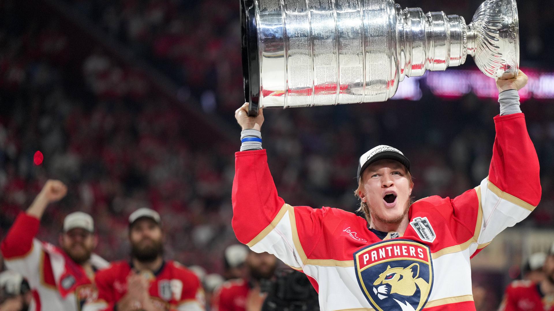 Floridas Anton Lundel hebt einen Pokal. Hinter ihm jubeln seine Mitspieler. Floridas Anton Lundel hebt einen Pokal. Hinter ihm jubeln seine Mitspieler.
