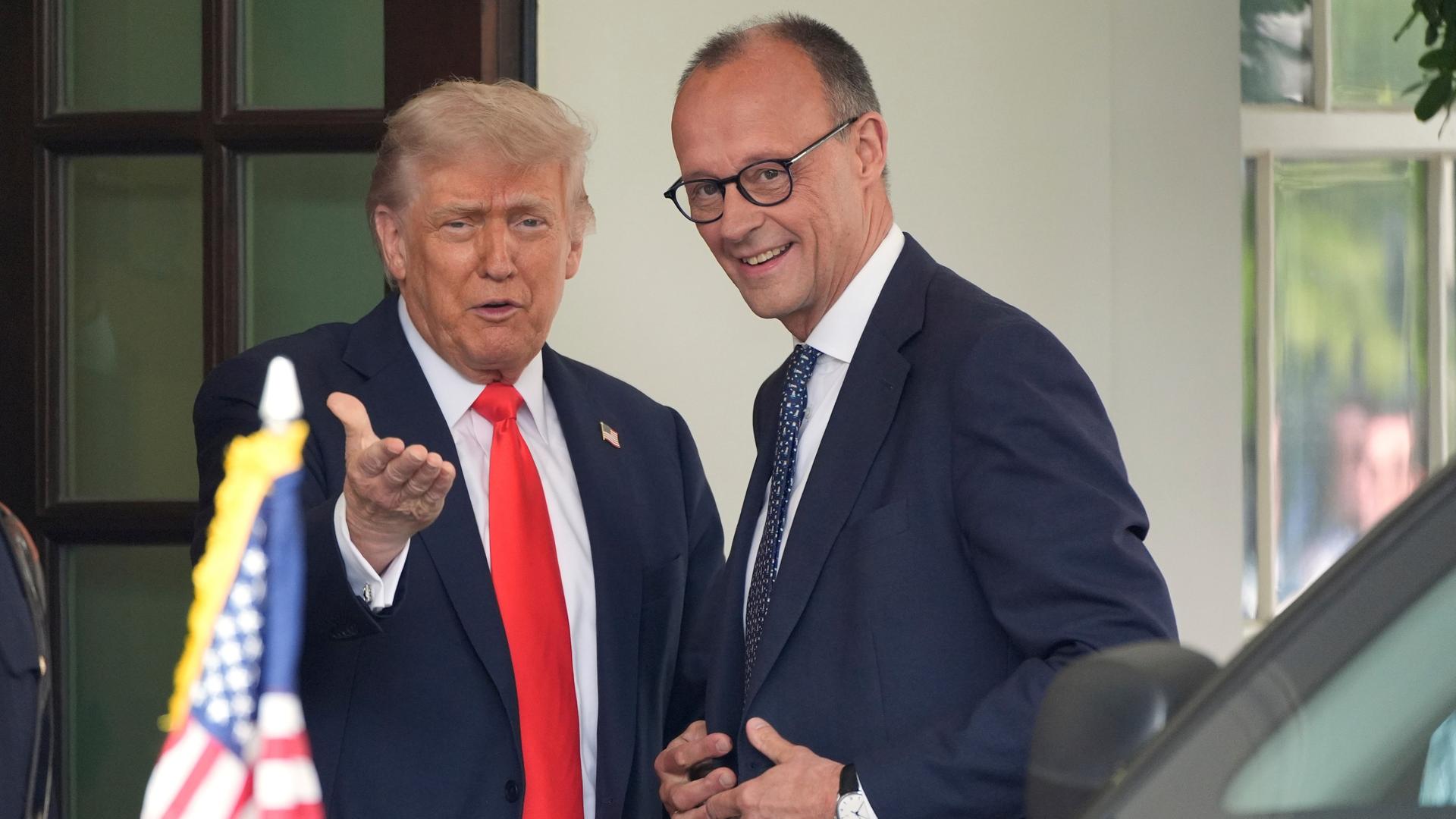Bundeskanzler Merz und US-Präsident Trump stehen nebeneinander.