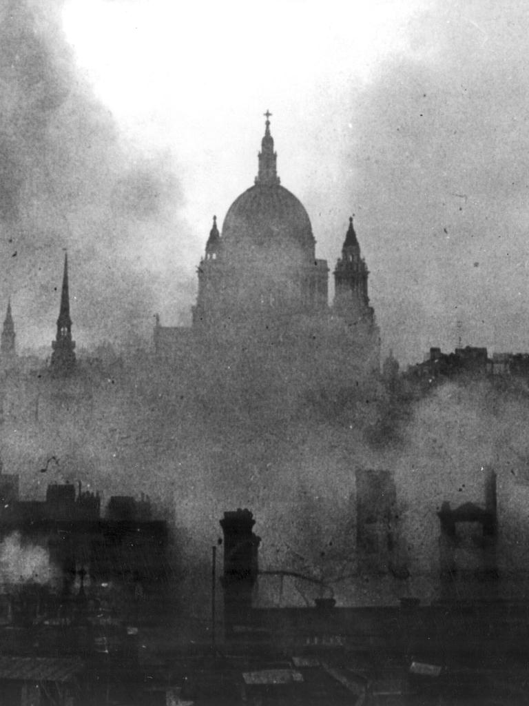 Schwarz-Weiß-Aufnahme zeigt die St Pauls Cathedral in London umgeben von Rauchschwaden.