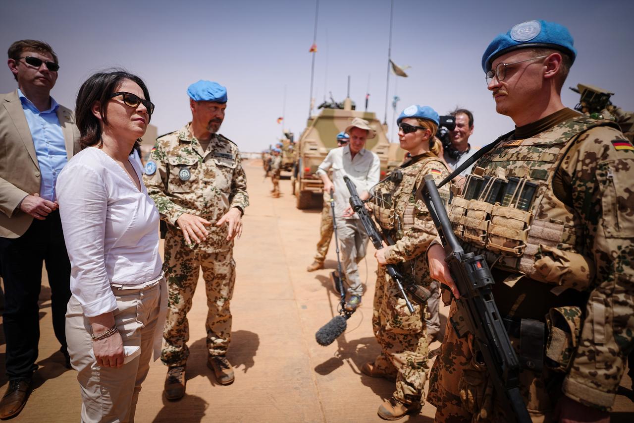 Annalena Baerbock (Bündnis 90/Die Grünen), AuÃenministerin, unterhält sich in Gao in Mali im Feldlager Camp Castor mit Bundeswehrsoldaten. Die Bundeswehr ist in dem westafrikanischen Land an der UN-Mission Minusma und der EU-Ausbildungsmission EUTM beteiligt.