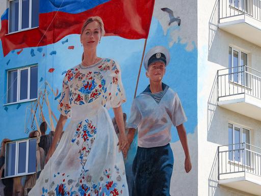 Drei Jahre nach der russischen Besetzung der ukrainischen Stadt Mariupol feierte ein Jugend-Festival im Mai 2025 deren "Wiedergeburt" unter anderem mit diesem Wandbild. Drei Jahre nach der russischen Besetzung der ukrainischen Stadt Mariupol feierte ein Jugend-Festival im Mai 2025 deren "Wiedergeburt" unter anderem mit diesem Wandbild.