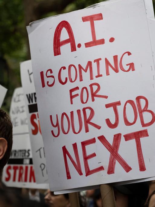 "Als nächstes übernimmt Künstliche Intelligenz Deinen Job", steht auf dem Streik-Plakat der Writers Guild in den USA. (Credit Image: ÃÂ© Gina M Randazzo/ZUMA Press Wire