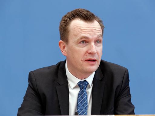 Prof. Dr. Jens Südekum ist Wirtschaftswissenschaftler an der Heinrich-Heine-Universität Düsseldorf.