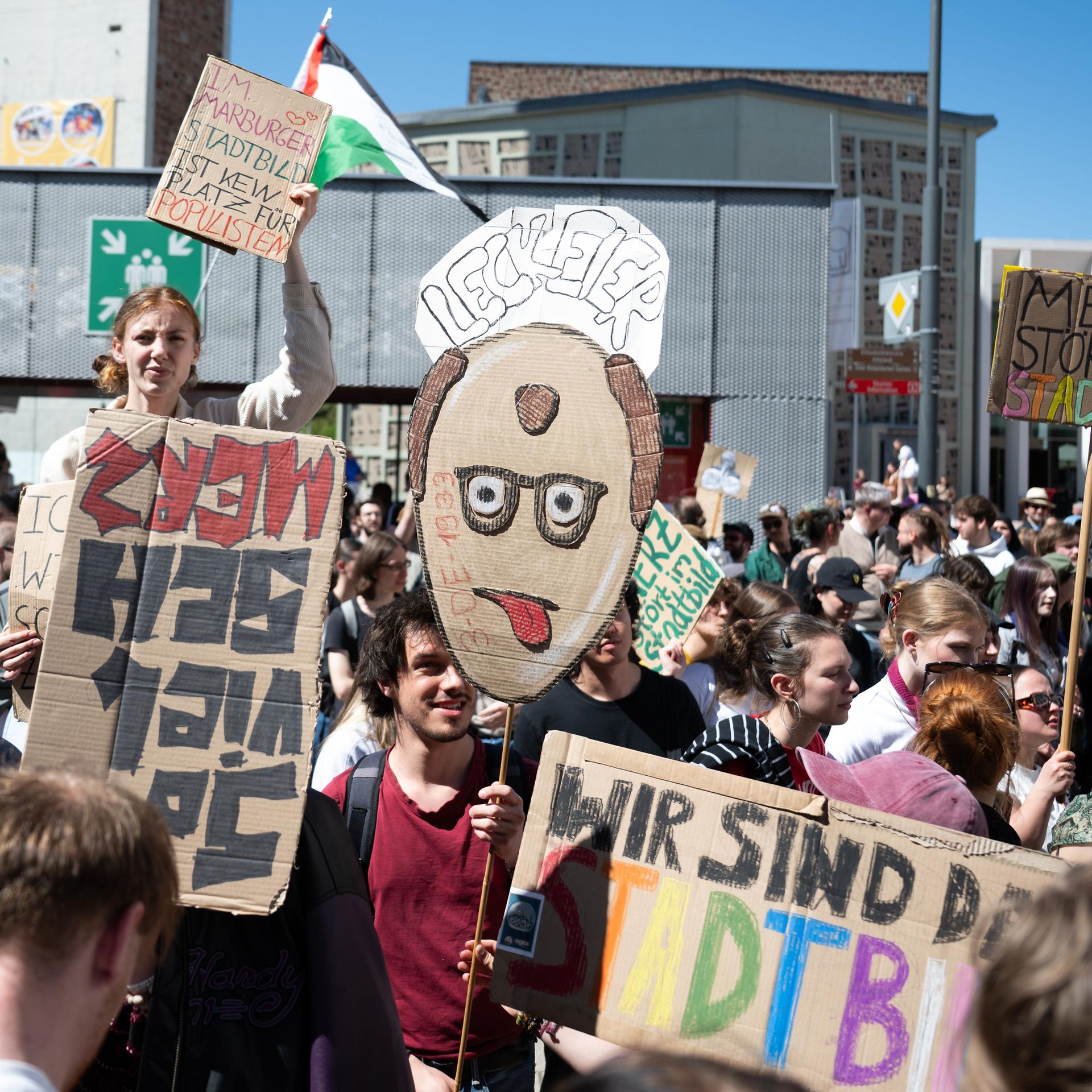 Merz in Marburg - Mehrere Tausend Menschen demonstrieren gegen Sozialabbau