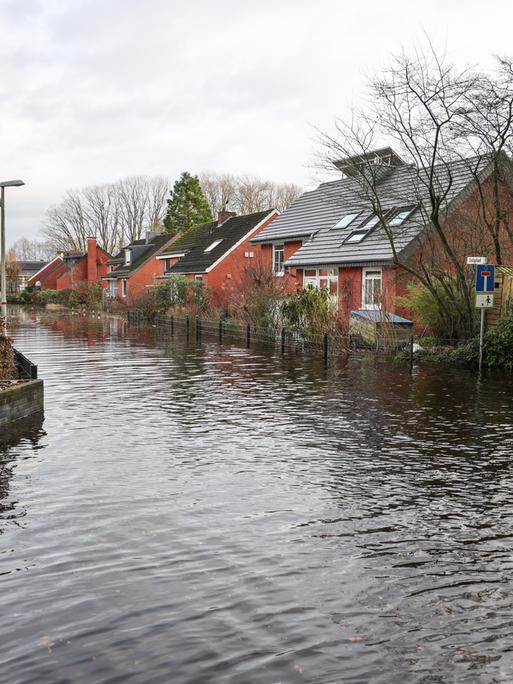 Wohnhäuser stehen in einem überfluteten Ortsbereich an der Wörpe. Durch das Hochwasser des Flusses sowie der nahegelegenen Wümme gab es in der Nacht einen Deichriss.