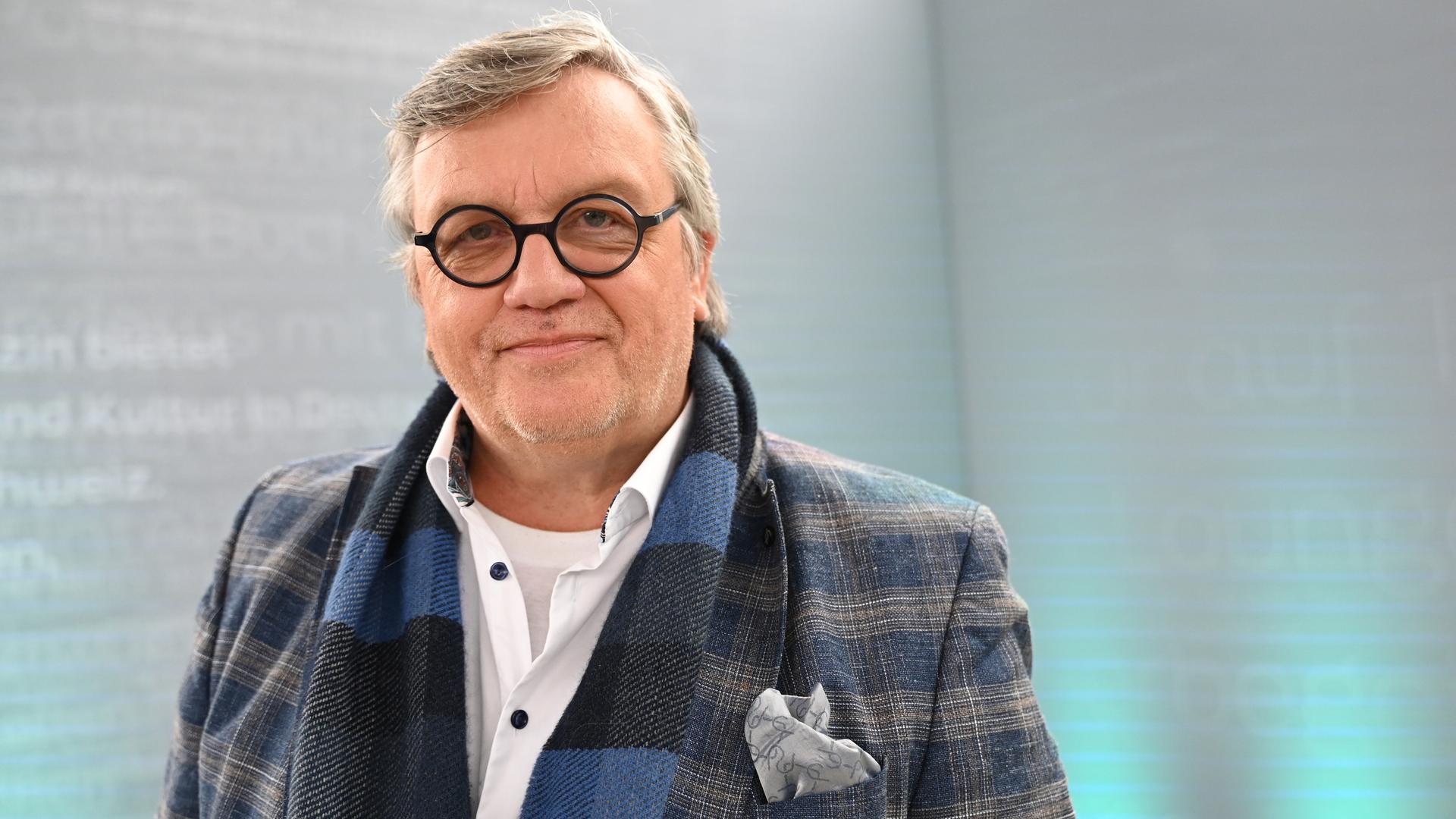 Der Komiker und Autor Hape Kerkeling steht auf der Literaturbühne in der Glashalle der Buchmesse Leipzig. Der Komiker und Autor Hape Kerkeling steht auf der Literaturbühne in der Glashalle der Buchmesse Leipzig.