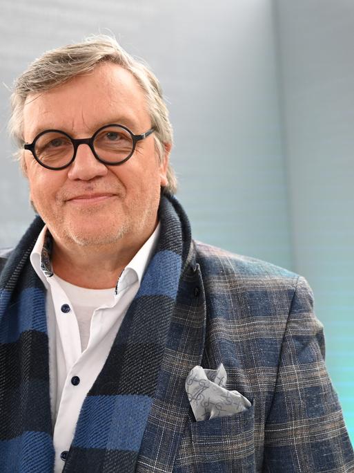 Der Komiker und Autor Hape Kerkeling steht auf der Literaturbühne in der Glashalle der Buchmesse Leipzig. Der Komiker und Autor Hape Kerkeling steht auf der Literaturbühne in der Glashalle der Buchmesse Leipzig.
