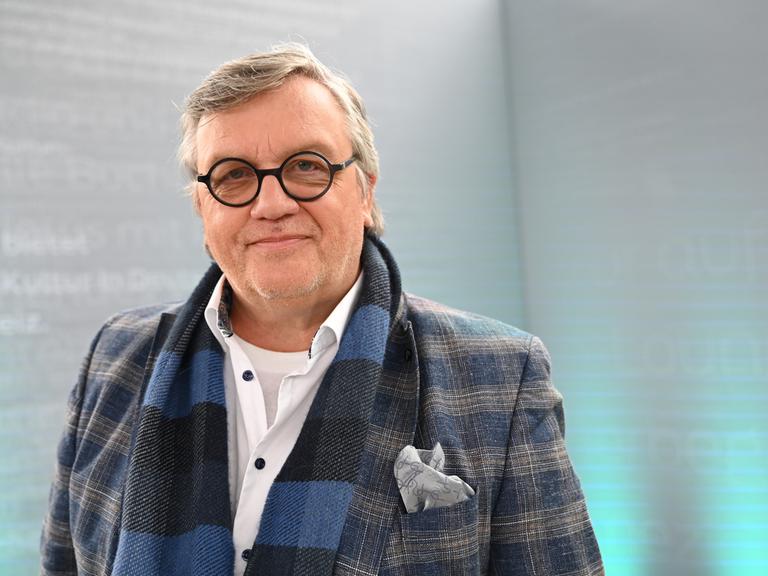 Der Komiker und Autor Hape Kerkeling steht auf der Literaturbühne in der Glashalle der Buchmesse Leipzig. Der Komiker und Autor Hape Kerkeling steht auf der Literaturbühne in der Glashalle der Buchmesse Leipzig.