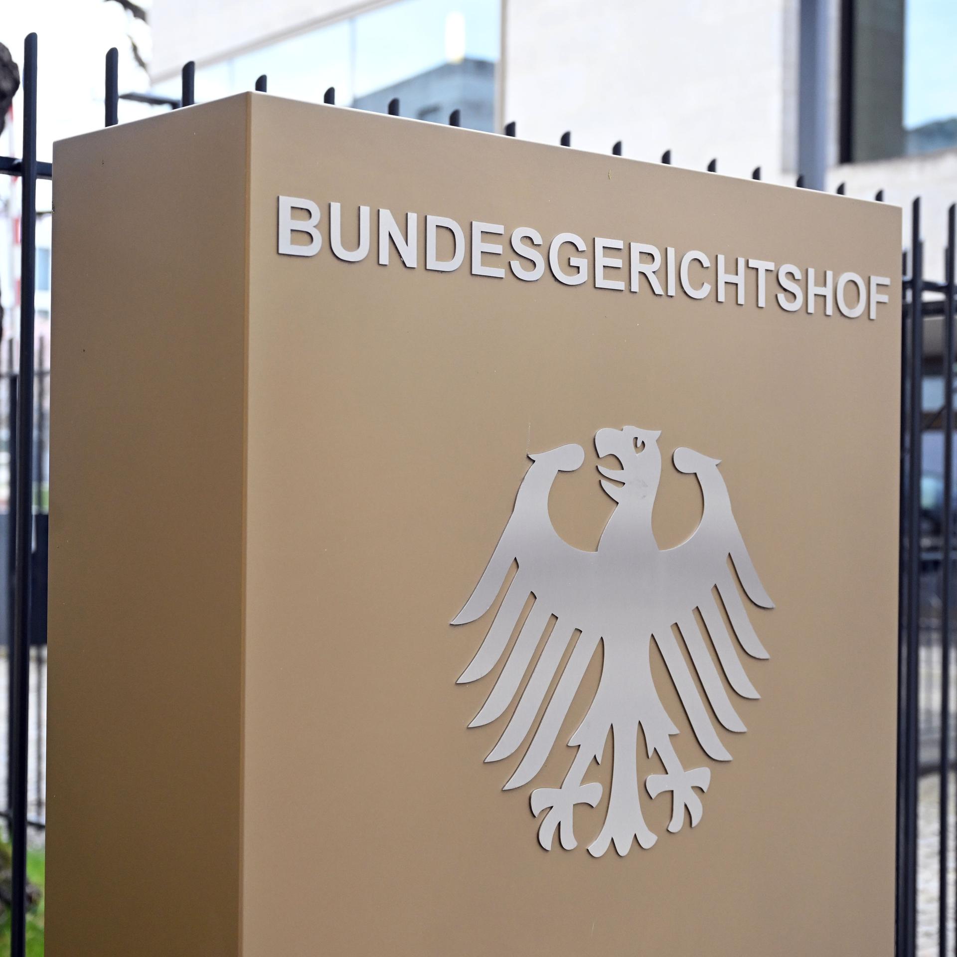 Ein Hinweisschild mit Bundesadler und dem Schriftzug Bundesgerichtshof, aufgenommen vor dem Bundesgerichtshof (BGH). 