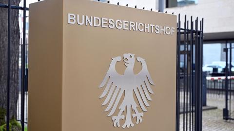Ein Hinweisschild mit Bundesadler und dem Schriftzug Bundesgerichtshof, aufgenommen vor dem Bundesgerichtshof (BGH). 