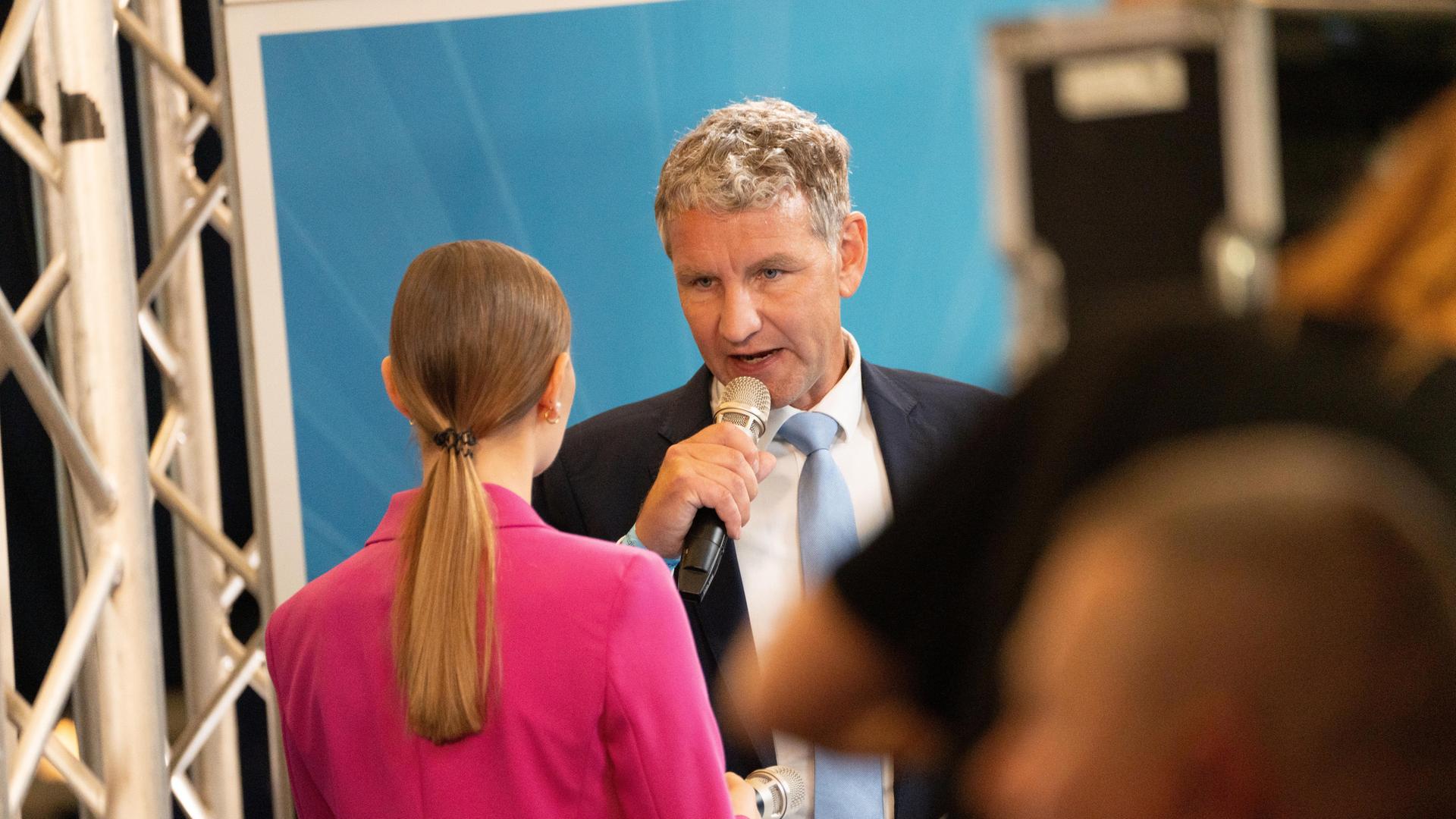 Björn Höcke, Fraktionsvorsitzender und Spitzenkandidat in Thüringen, gibt ein Interview am Rande des Parteitags