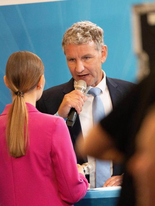 Björn Höcke, Fraktionsvorsitzender und Spitzenkandidat in Thüringen, gibt ein Interview am Rande des Parteitags