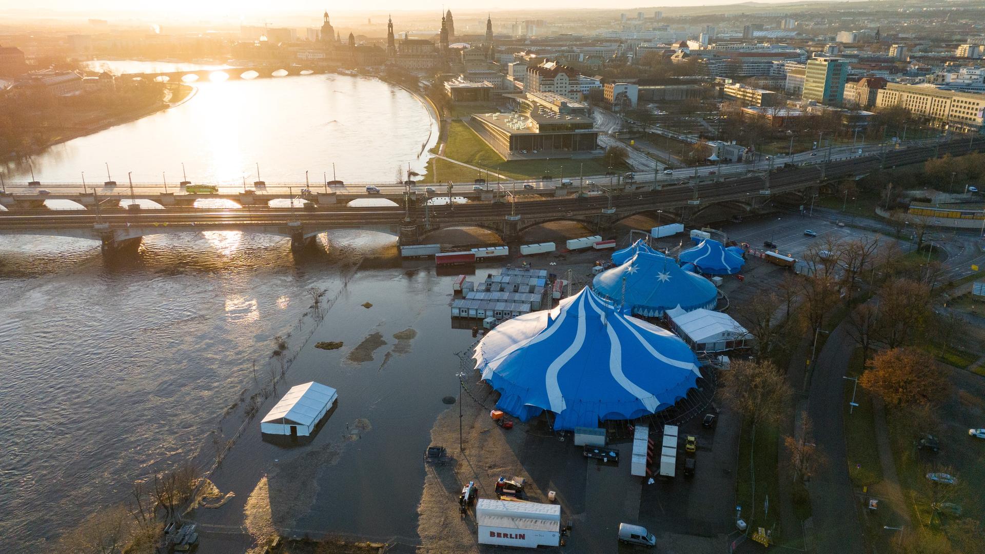 Das Hochwasser der Elbe nähert sich den Zelten des Weihnachts-Circus im Sportpark Ostra. 