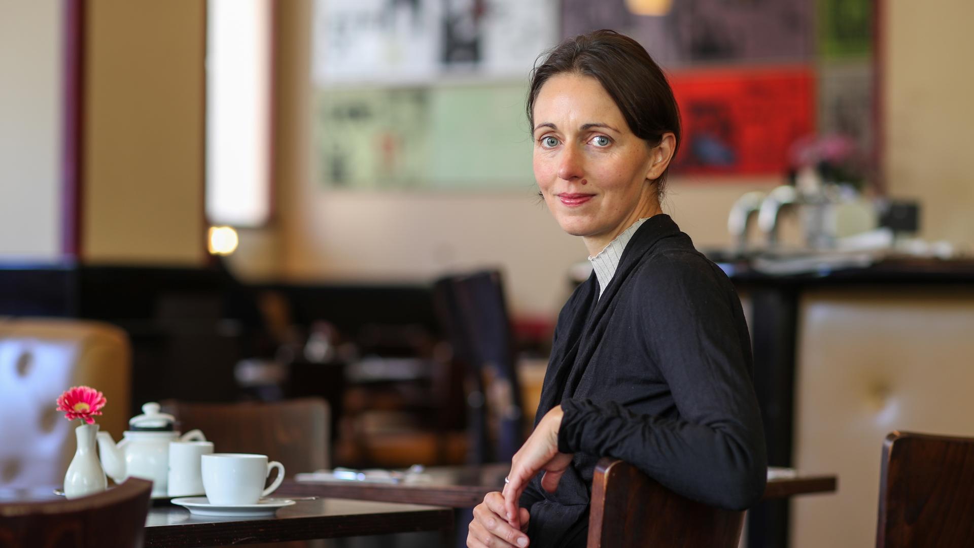 Die deutsche Schriftstellerin Daniela Krien in einem Café.