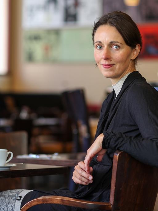 Die deutsche Schriftstellerin Daniela Krien in einem Café. Die deutsche Schriftstellerin Daniela Krien in einem Café.
