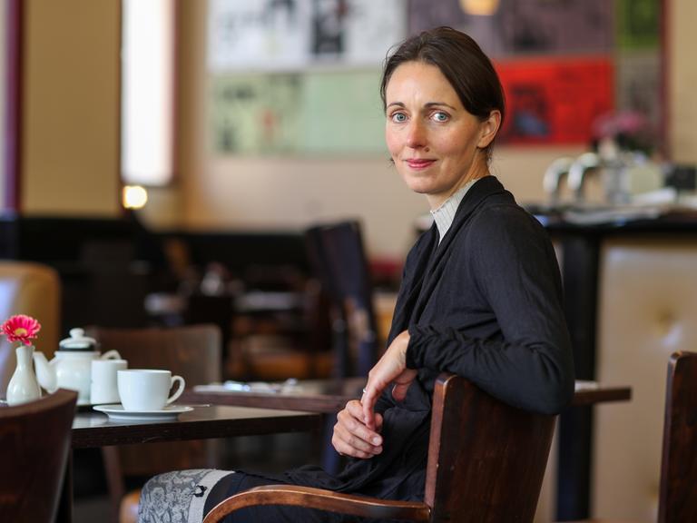 Die deutsche Schriftstellerin Daniela Krien in einem Café. Die deutsche Schriftstellerin Daniela Krien in einem Café.